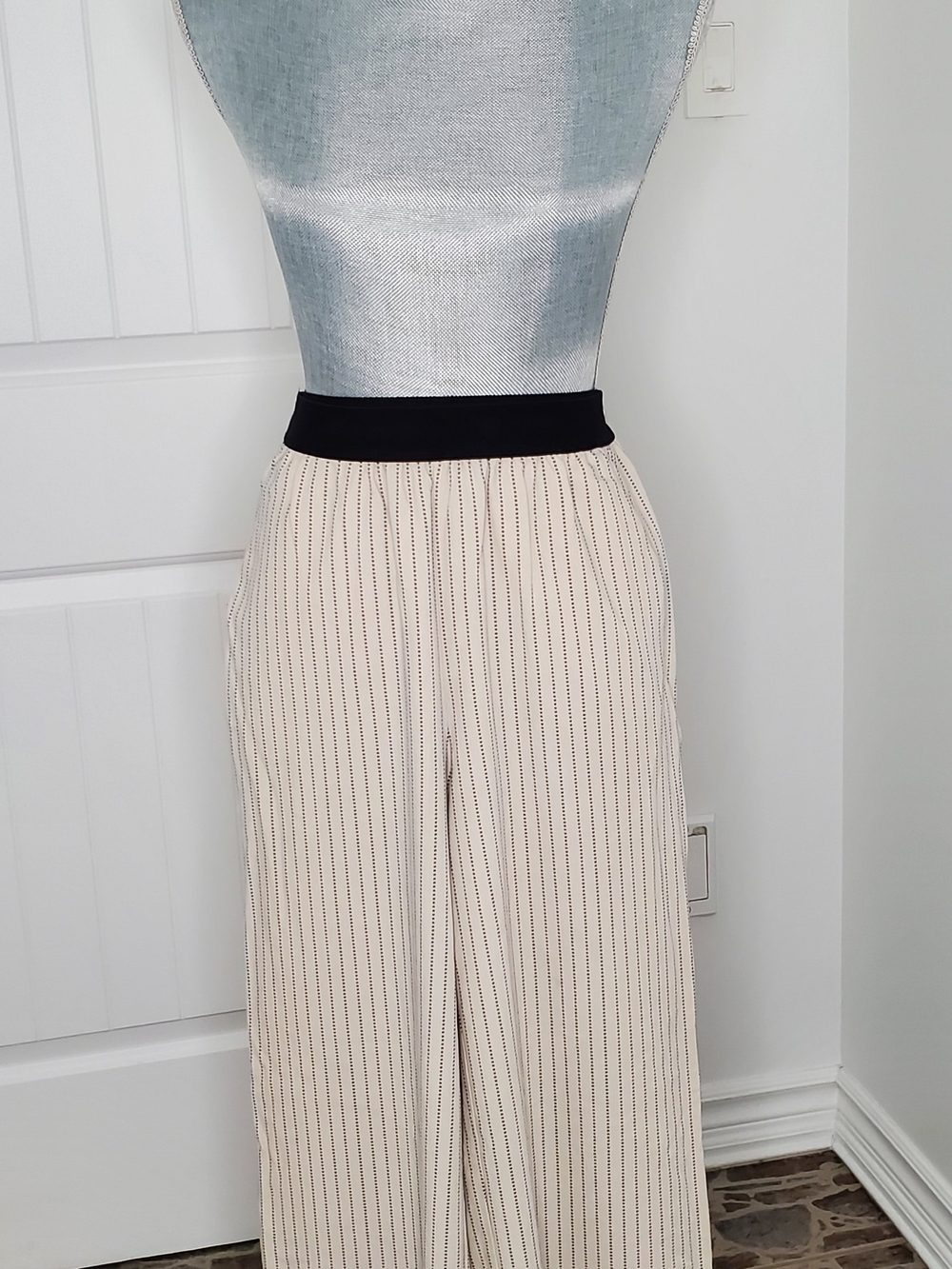 BANANA REPUBLIC –  Cream Pinstripe Pants with Black Elastic Waistband